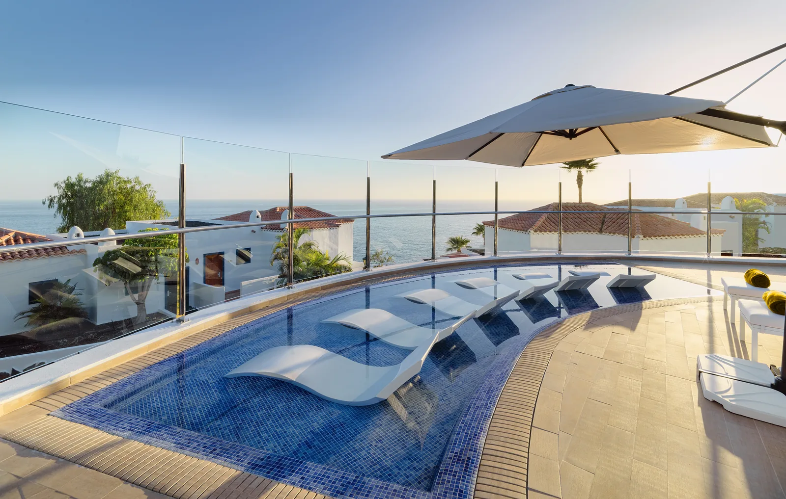 Swimming pool and tropical gardens at Hotel Jardín Tecina